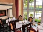 Restauracja Rycerska kusi tarasem i pięknym widokiem na jezioro