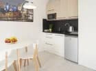 W każdym apartamencie jest w pełni wyposażony aneks kuchenny z lodówką