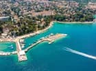 Plażowa infrastruktura umożliwia wypoczynek i uprawianie sportów wodnych