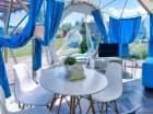 Domek sferyczny posiada wygodny salon z kącikiem jadalnianym