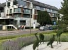 Resort jest położony przy plaży, od której dzieli go tylko park