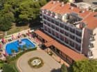 Hotel sąsiaduje z parkiem oraz plażą