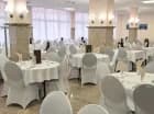 Przestronna hotelowa restauracja oferuje śniadania i obiadokolacje