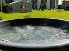 Zewnętrzne jacuzzi w formie balii to świetny sposób na relaks