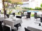 Z restauracji roztacza się panoramiczny widok na basen i ogród kwiatowy