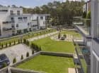 Kompleks apartamentów jest otoczony nadmorską zielenią