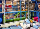Na dzieci czeka trzypoziomowy małpi gaj z licznymi atrakcjami