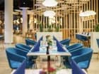 W hotelowym barze warto spróbować wymyślnych drinków i koktajli