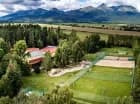 Obiekt oferuje rozległy teren rekreacyjny z kilkoma boiskami