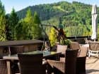 Hotel posiada taras z widokiem na góry