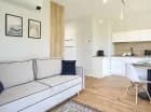 Apartament składa się z wielofunkcyjnego pokoju dziennego