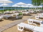 Hotel dysponuje prywatną plażą z serwisem plażowym, przystanią i pomostem