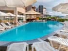 Hotel ma dwa zewnętrzne baseny otoczone leżakami