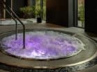 Jest tu nie tylko basen i sauna, ale także wanny jacuzzi