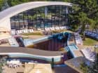 To hotel z basenami wewnętrznymi i zewnętrznymi