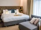 Znajduje się w nim łóżko typu king size oraz szezlong z funkcją spania