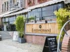 W hotelu mieści się restauracja specjalizująca się w rybach