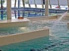 Mieszczą się tu basen sportowy, rekreacyjny oraz brodzik dla dzieci
