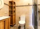 Apartament posiada prywatną łazienkę z prysznicem