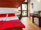 Pokoje zajmują różne skrzydła hotelu, w tym stylowe pomieszczenia ze skosami