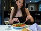 Restauracja serwuje wyszukane potrawy w niepowtarzalnej atmosferze
