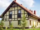 Przyjemna architektura nawiązuje do budowniczych tradycji na Mazurach