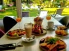 Jest też restauracja z kawiarnią i pięknym tarasem prowadzącym na ogród