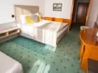 Wnętrza wyposażono w TV, WiFi, klimatyzację i minibar