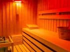 Goście mogą korzystać z sauny suchej oraz jacuzzi
