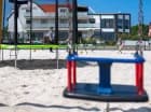 Na dzieci czeka plac zabaw z dużą trampoliną
