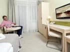 W pokoju jest balkon, czajnik, minibar, smart TV, wifi, ręczniki