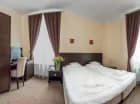 Hotelowe pokoje są urządzone w ponadczasowym, klasycznym stylu