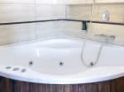 Wanna jacuzzi w łazience pokoju comfort