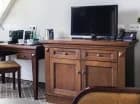 Pokój jest wyposażony w TV, WiFi, telefon, sejf i minibar