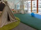Dla najmłodszych gości przygotowano urozmaiconą salę zabaw w budynku