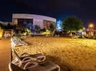 Pomiędzy hotelem a Parkiem Wodnym urządzono zewnętrzną plażę