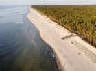 Piękną plażę w Pogorzelicy oddziela wspaniały pas sosnowego lasu
