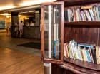 Jest też hotelowa biblioteczka