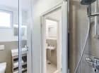 Apartamenty superior A posiadają 2 łazienki: jedną z prysznicem i toaletą