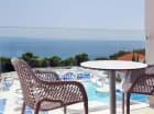 Balkon oferuje widok na kompleks basenowy oraz morze