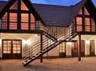 Wewnątrz hotelowych zabudowań tworzy się przyjemne patio