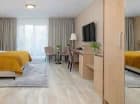 W każdym pokoju jest minibar, zestaw do parzenia kawy i herbaty, smart TV, wifi