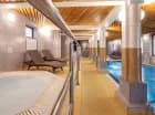 Obok basenu mieści się wanna jacuzzi
