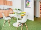 Dostępne są pokoje 2 i 3-osobowe oraz apartamenty