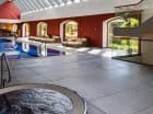 Z basenem sąsiaduje jacuzzi
