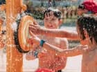 Spray park - strefa z niewielką ilością wody z interaktywnymi zabawkami