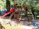 Jest także zewnętrzny plac zabaw oraz płytki basen z podgrzewaną wodą