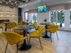 W obiekcie mieści się nowoczesny drink bar