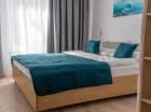 W sypialni stoi podwójne łóżko, a w salonie wygodna rozkładana sofa