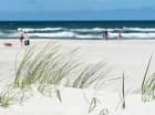 Apartamentowiec sąsiaduje z piaszczystą plażą i Ekoparkiem Wschodnim